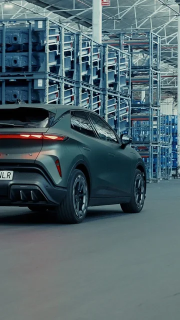 Así se fabrica el Cupra Raval: el coche eléctrico barato hecho en España con robots gigantes y una prensa de 81.000 kN