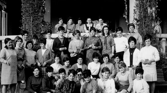 Un grupo de se&ntilde;oritas posan en la residencia donde han realizado un curso de camareras y doncellas, 1968