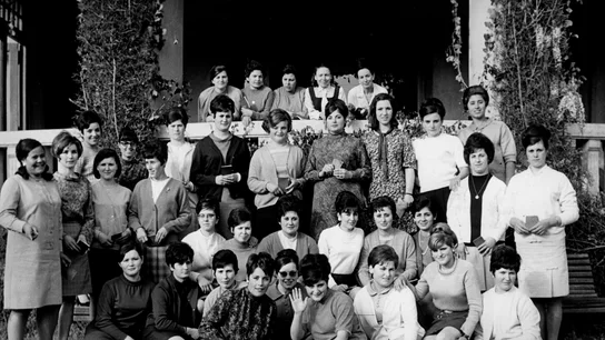 Un grupo de señoritas posan en la residencia donde han realizado un curso de camareras y doncellas, 1968 Un grupo de señoritas posan en la residencia donde han realizado un curso de camareras y doncellas, 1968