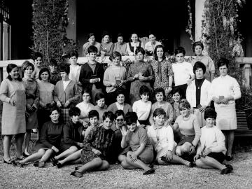 Un grupo de se&ntilde;oritas posan en la residencia donde han realizado un curso de camareras y doncellas, 1968