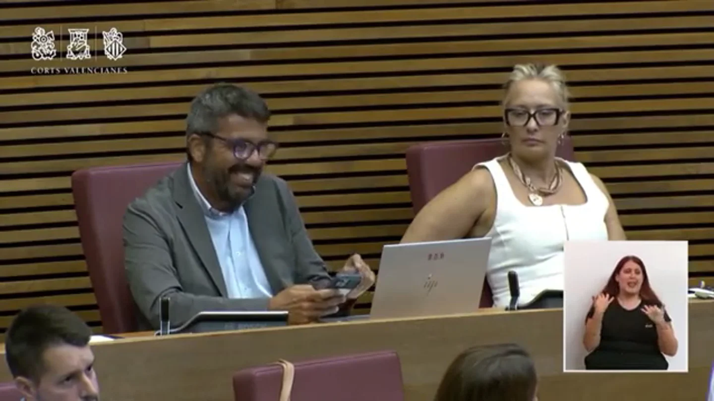Carlos Mazón se ríe mientras Baldoví le recuerda sus vergonzosos whatsapps del día de la DANA: "¡¿Te reirías delante de las víctimas?!" Carlos Mazón se ríe mientras Baldoví le recuerda sus vergonzosos whatsapps del día de la DANA: "¡¿Te reirías delante de las víctimas?!"
