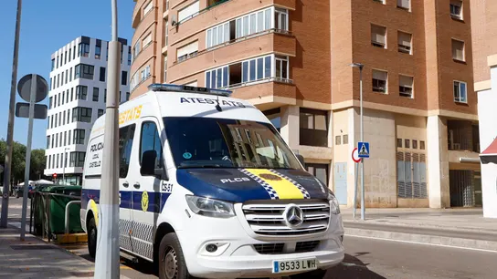 Vista general del edifico donde agentes de la Policía Nacional han hallado un cadáver de un varón en una nevera. Vista general del edifico donde agentes de la Policía Nacional han hallado un cadáver de un varón en una nevera.
