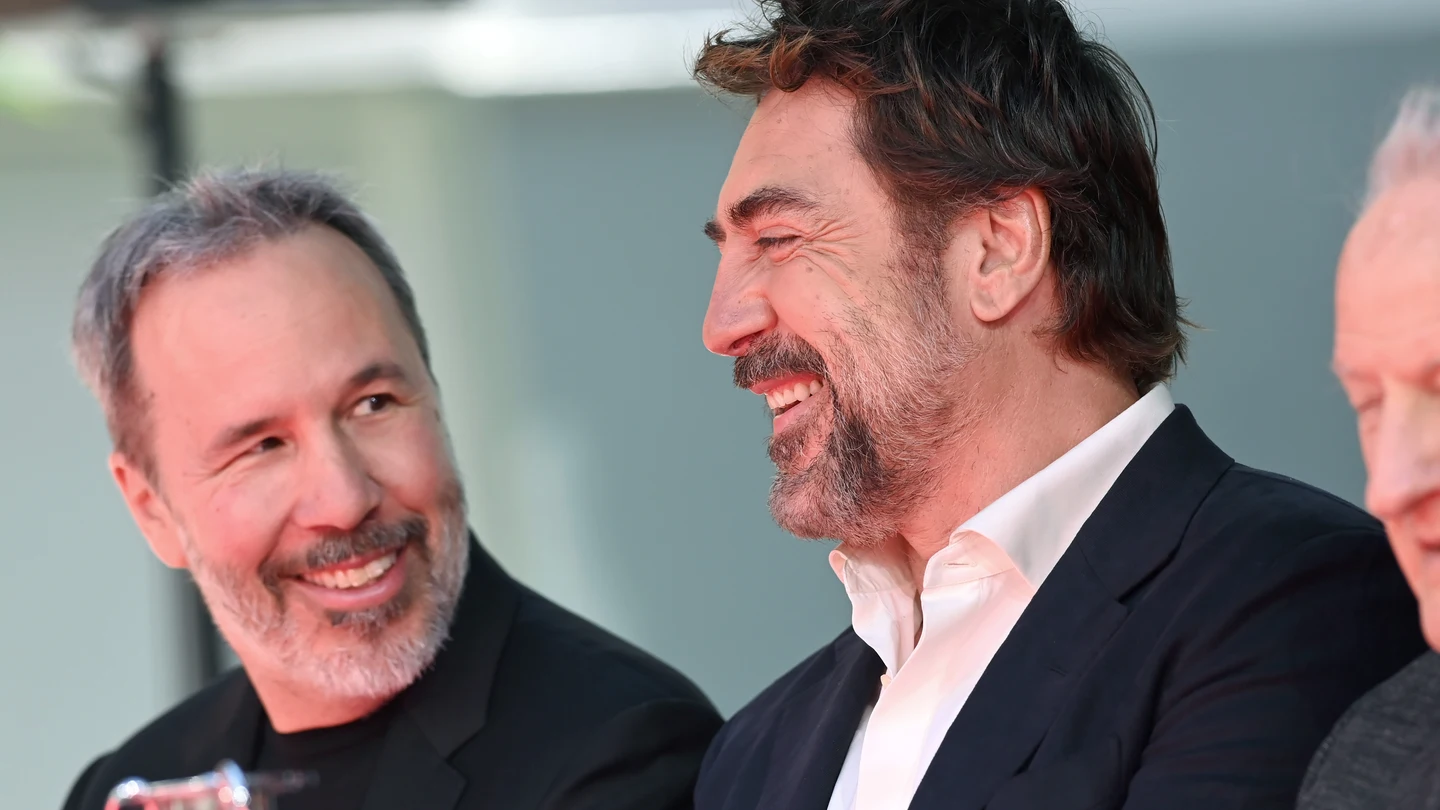 Denis Villeneuve, sobre Javier Bardem, primer español en plantar sus huellas en el Paseo de la Fama: "Es un osito de peluche" Denis Villeneuve, sobre Javier Bardem, primer español en plantar sus huellas en el Paseo de la Fama: "Es un osito de peluche"