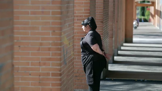 La cocinera de 'El Barrio' huye de la cocina para fumar y deja a cuadros a Chicote: "¡Estoy flipando, que se va!" La cocinera de 'El Barrio' huye de la cocina para fumar y deja a cuadros a Chicote: "¡Estoy flipando, que se va!"