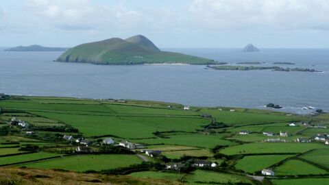 Vista de Dunquin hacia las islas Blasket desde las laderas del monte Eagle