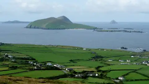 Vista de Dunquin hacia las islas Blasket desde las laderas del monte Eagle Vista de Dunquin hacia las islas Blasket desde las laderas del monte Eagle
