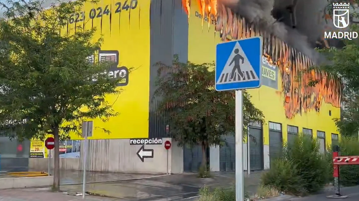 Un incendio en una nave de trasteros de Villaverde (Madrid) obliga a desalojar una gasolinera cercana Un incendio en una nave de trasteros de Villaverde (Madrid) obliga a desalojar una gasolinera cercana