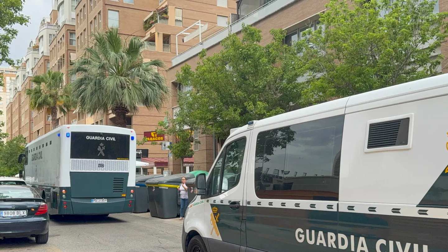 Vista general del convoy de la Guardia Civil que traslada desde la Ciudad de la Justicia al hombre detenido por, presuntamente, matar el pasado lunes al logopeda de su hijo. Vista general del convoy de la Guardia Civil que traslada desde la Ciudad de la Justicia al hombre detenido por, presuntamente, matar el pasado lunes al logopeda de su hijo.