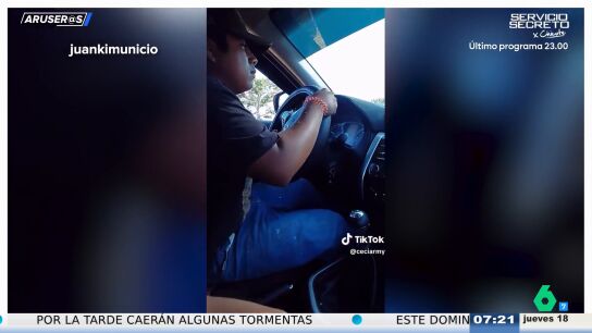 Los gritos de un padre cuando a su hijo se le escapa el coche en su primera clase de conducir: "&iexcl;Suave, pendejo!"