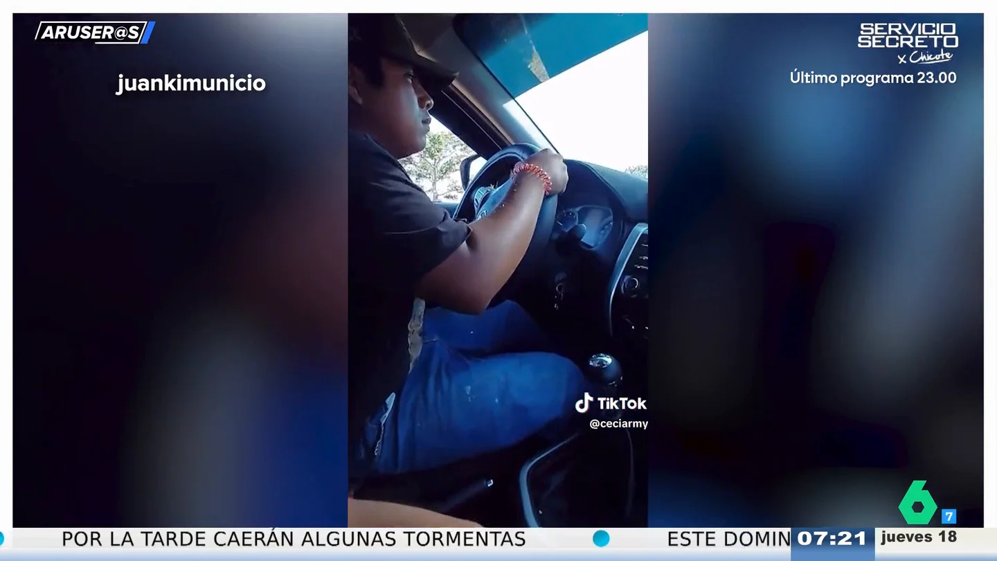 Los gritos de un padre cuando a su hijo se le escapa el coche en su primera clase de conducir: "¡Suave, pendejo!" Los gritos de un padre cuando a su hijo se le escapa el coche en su primera clase de conducir: "¡Suave, pendejo!"