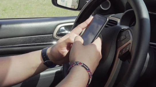 ¿Qué uso del móvil se puede hacer al volante? ¿Se puede cambiar una canción, atender una llamada o cambiar la dirección del GPS? ¿Qué uso del móvil se puede hacer al volante? ¿Se puede cambiar una canción, atender una llamada o cambiar la dirección del GPS?