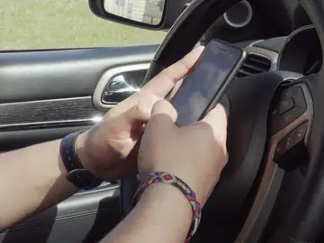 ¿Qué uso del móvil se puede hacer al volante? ¿Se puede cambiar una canción, atender una llamada o cambiar la dirección del GPS? ¿Qué uso del móvil se puede hacer al volante? ¿Se puede cambiar una canción, atender una llamada o cambiar la dirección del GPS?