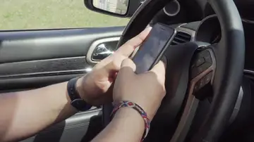 ¿Qué uso del móvil se puede hacer al volante? ¿Se puede cambiar una canción, atender una llamada o cambiar la dirección del GPS? ¿Qué uso del móvil se puede hacer al volante? ¿Se puede cambiar una canción, atender una llamada o cambiar la dirección del GPS?