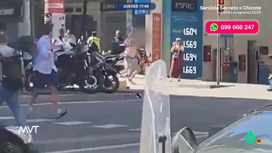 Un hombre armado siembra el pánico en Barcelona: cargaba con un cuchillo de grandes dimensiones El hombre, que sufre un trastorno mental diagnosticado, amenazaba con el cuchillo tanto a la gente con la que se cruzaba como a los policías que estaban intentando reducirlo.