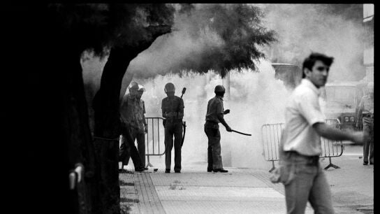 Polic&iacute;as intentan dispersas una manifestaci&oacute;n en San Sebasti&aacute;n en 1979