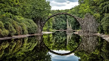 El puente de Rakotzbrücke El puente de Rakotzbrücke