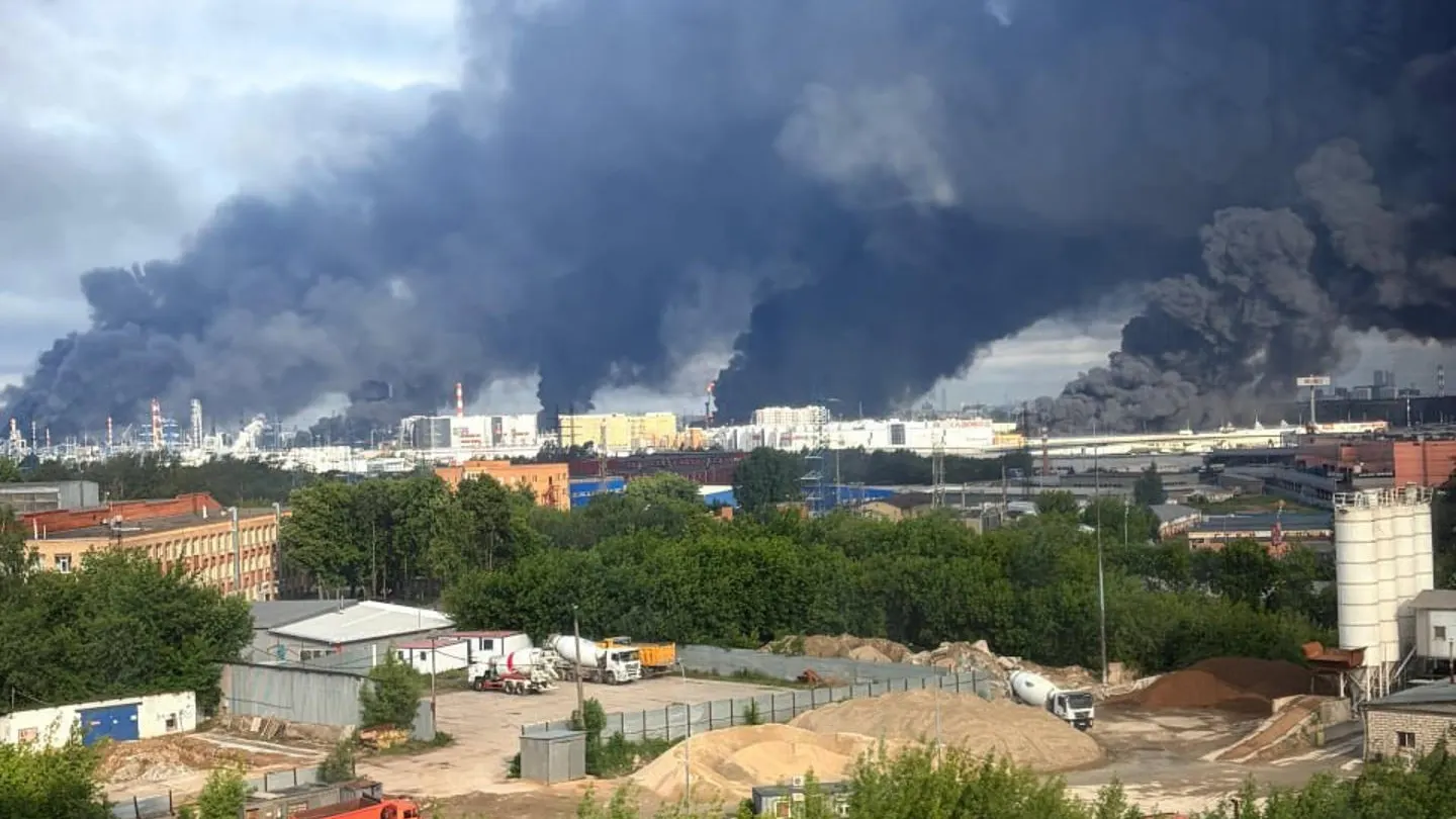 Incendio en una refinería rusa Incendio en una refinería rusa