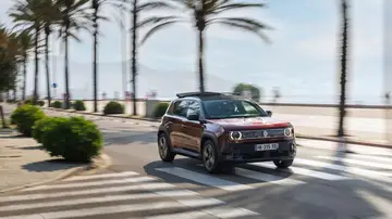 Renault lanza el R4 Plein Sud: el clásico “4 latas” en versión descapotable Renault lanza el R4 Plein Sud: el clásico “4 latas” en versión descapotable