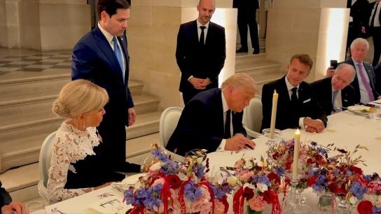 Captura de un video difundido en la cuenta en X @Scavino47 del asesor presidencial Dan Scavino del presidente de Estados Unidos, Donald Trump, firmando el acuerdo con Ir&aacute;n junto a su hom&oacute;logo de Francia Emmanuel Macron