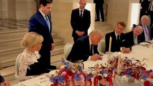 Captura de un video difundido en la cuenta en X @Scavino47 del asesor presidencial Dan Scavino del presidente de Estados Unidos, Donald Trump, firmando el acuerdo con Ir&aacute;n junto a su hom&oacute;logo de Francia Emmanuel Macron