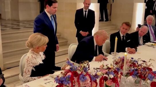 Momento en el que Trump firma en Versalles el acuerdo con Ir&aacute;n/ Reuters