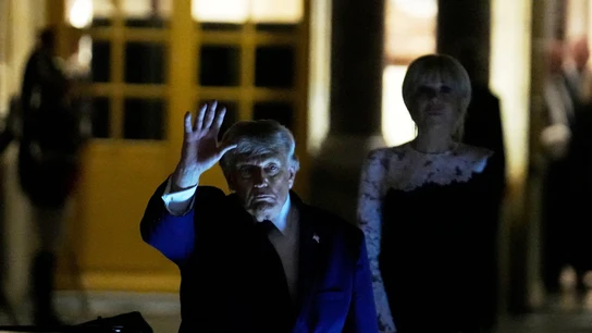 El presidente de Estados Unidos, Donald Trump, saluda a su salida del Palacio de Versalles El presidente de Estados Unidos, Donald Trump, saluda a su salida del Palacio de Versalles