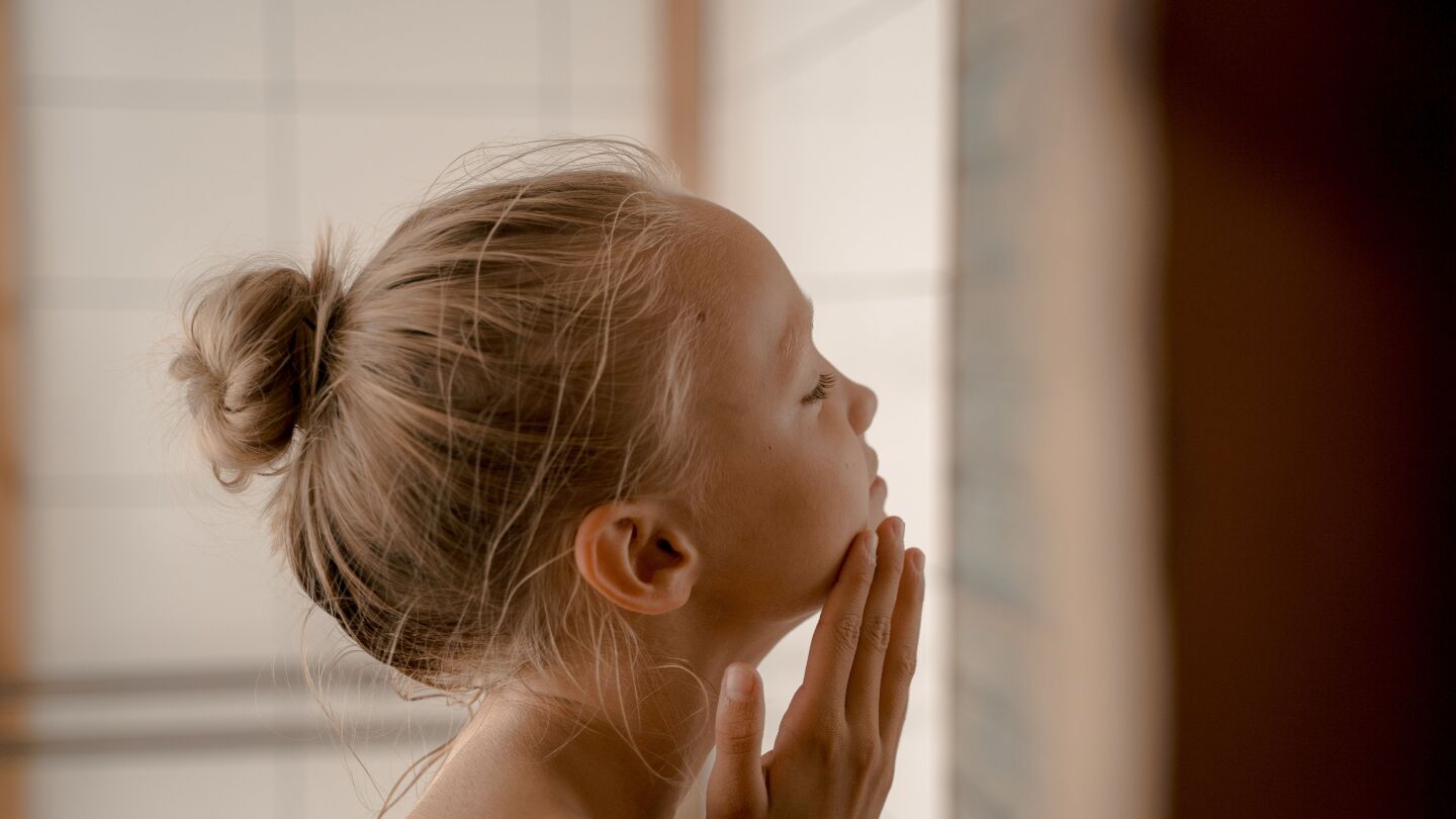 Una ni&ntilde;a d&aacute;ndose una crema