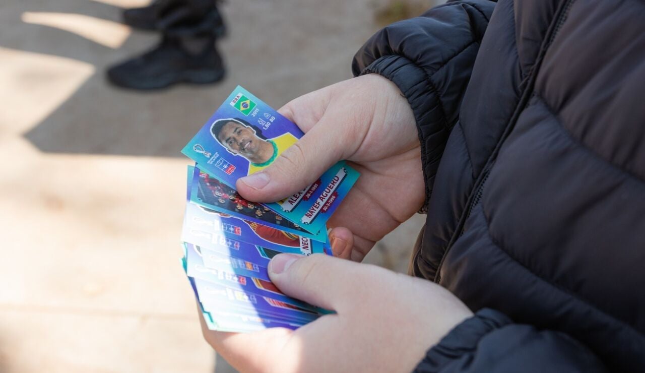 El coche m&aacute;s mundialista: un aficionado ha cubierto todo su coche con los cromos del Mundial