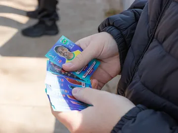 El coche más mundialista: un aficionado ha cubierto todo su coche con los cromos del Mundial El coche más mundialista: un aficionado ha cubierto todo su coche con los cromos del Mundial