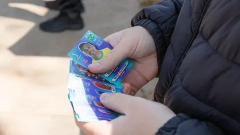 El coche más mundialista: un aficionado ha cubierto todo su coche con los cromos del Mundial El coche más mundialista: un aficionado ha cubierto todo su coche con los cromos del Mundial