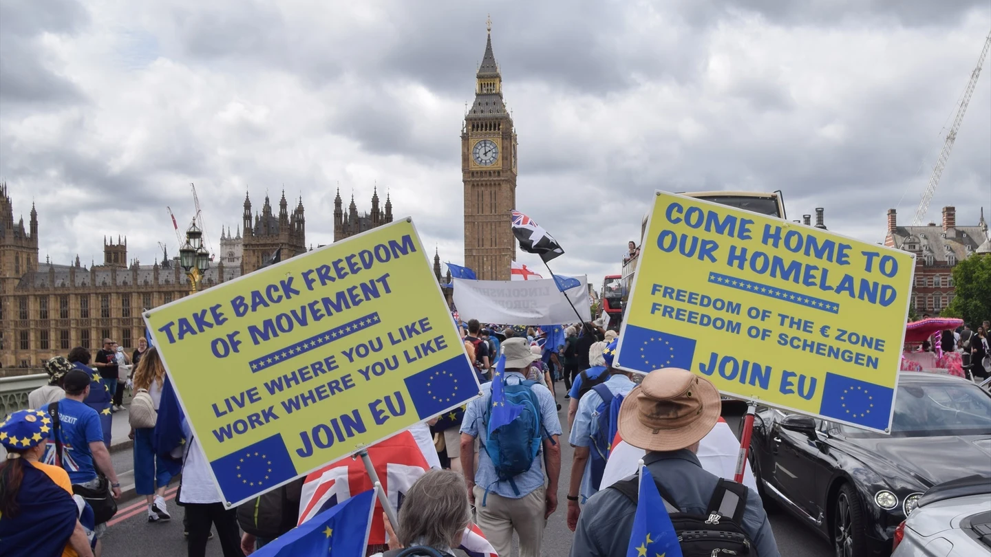 Manifestantes cruzan el puente de Westminster durante la Marcha Nacional por la Reincorporación, exigiendo al gobierno británico que se reincorpore a la Unión Europea en el décimo aniversario del referéndum del Brexit. Manifestantes cruzan el puente de Westminster durante la Marcha Nacional por la Reincorporación, exigiendo al gobierno británico que se reincorpore a la Unión Europea en el décimo aniversario del referéndum del Brexit