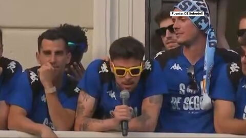 Se viraliza el c&aacute;ntico contra Pedro S&aacute;nchez del portero del Sabadell durante la celebraci&oacute;n del ascenso.