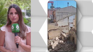 Desalojados diez edificios tras el derrumbe de una vivienda en Arenys de Mar, Barcelona.