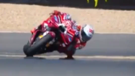 Rozando el límite: el susto de Marc Márquez que le pudo dejar sin victoria en la última vuelta Rozando el límite: el susto de Marc Márquez que le pudo dejar sin victoria en la última vuelta