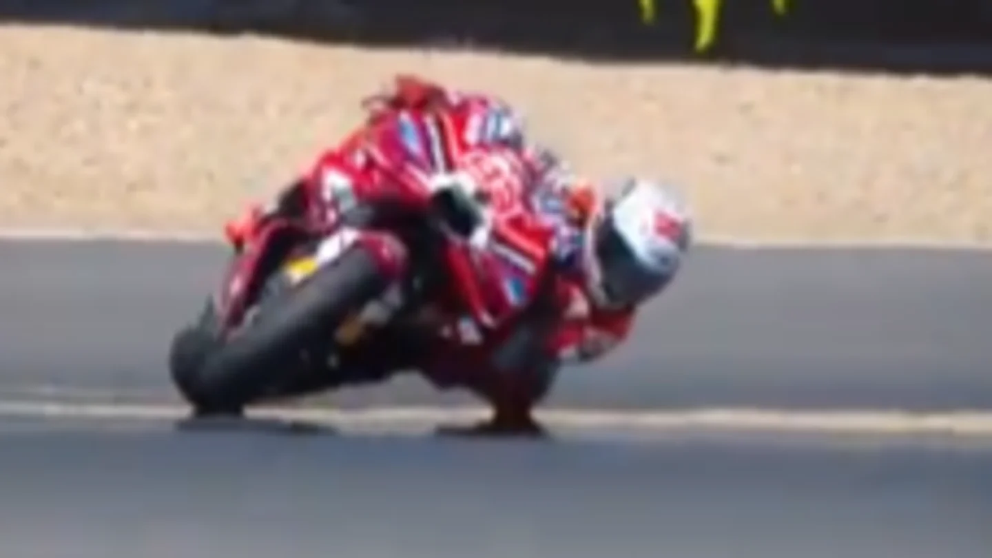 Rozando el límite: el susto de Marc Márquez que le pudo dejar sin victoria en la última vuelta Rozando el límite: el susto de Marc Márquez que le pudo dejar sin victoria en la última vuelta