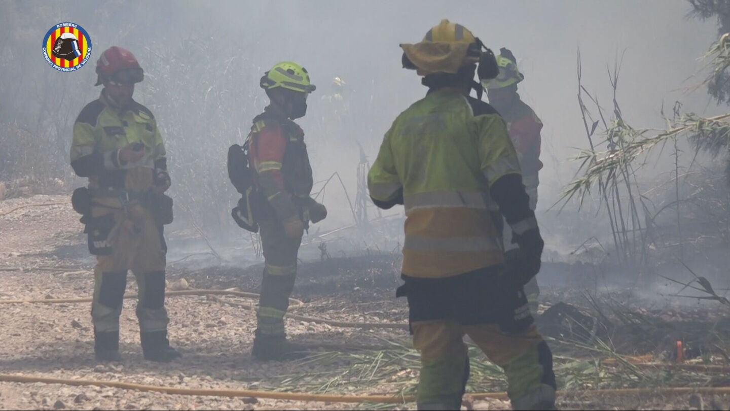 Activos dos incendios de m&aacute;s de 45 hect&aacute;reas en A Capela (A Coru&ntilde;a) y A Mezquita (Ourense).