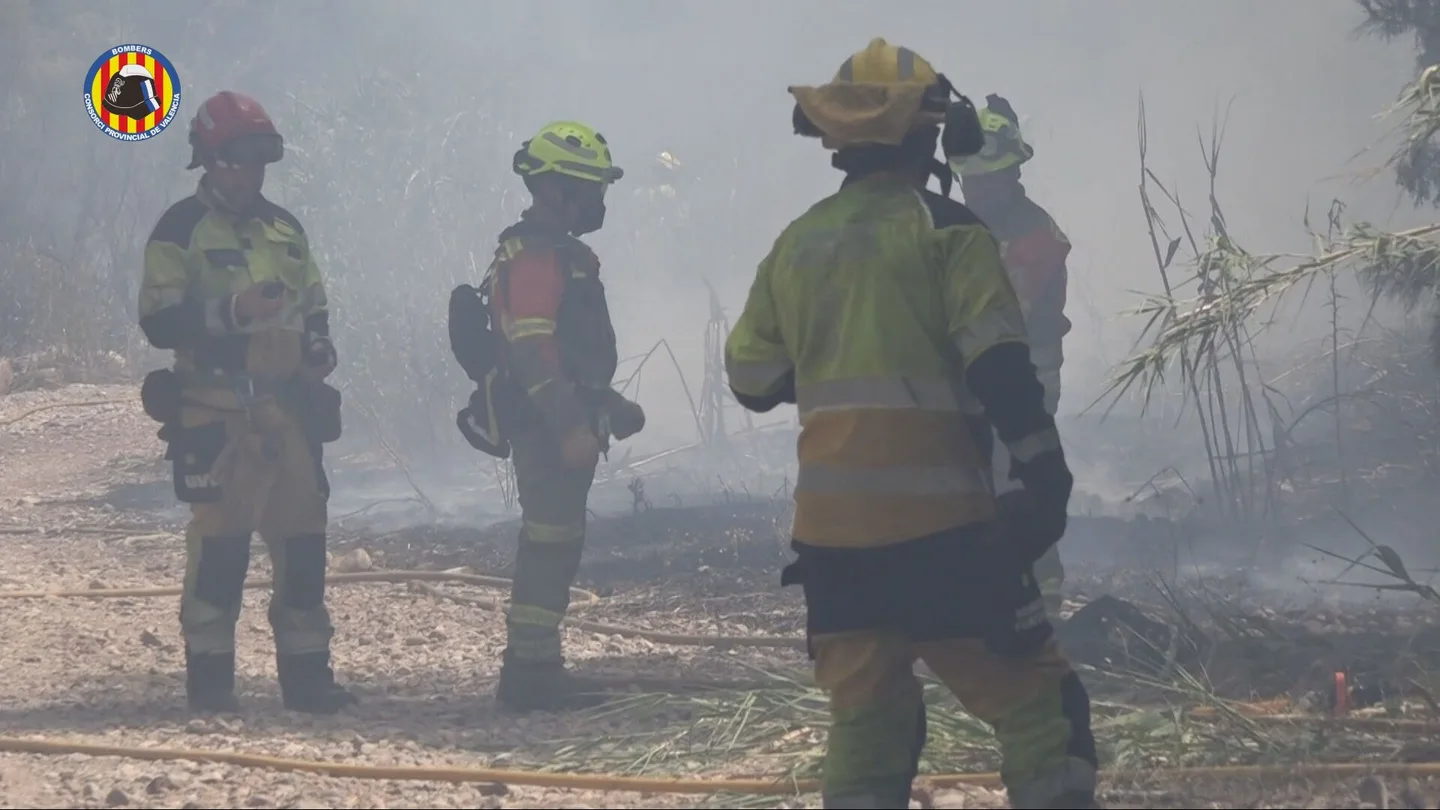 Activos dos incendios de más de 45 hectáreas en A Capela (A Coruña) y A Mezquita (Ourense). Activos dos incendios de más de 45 hectáreas en A Capela (A Coruña) y A Mezquita (Ourense).
