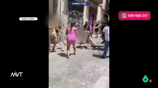 Un grupo de vecinos se convierte en justicieros improvisados al retener a un ladrón que acababa de robar un reloj de lujo En lo que ya es una constante en Barcelona, un grupo de vecinos retenía por la fuerza a un ladrón que acababa de robar un reloj de 10.000 euros. Bea de Vicente avisa sobre la delgada línea entre la intervención ciudadana y el linchamiento.