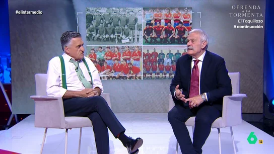 'La Roja' no siempre fue roja: Pedro Mansilla recuerda cuando España jugaba de blanco o de "azul falange" Pedro Mansilla imparte en El Intermedio una clase magistral sobre el rojo en la moda, desde el origen de este color en la camiseta de la selección española, a favorito de diseñadores como Valentino, Armani, o Christian Louboutin.