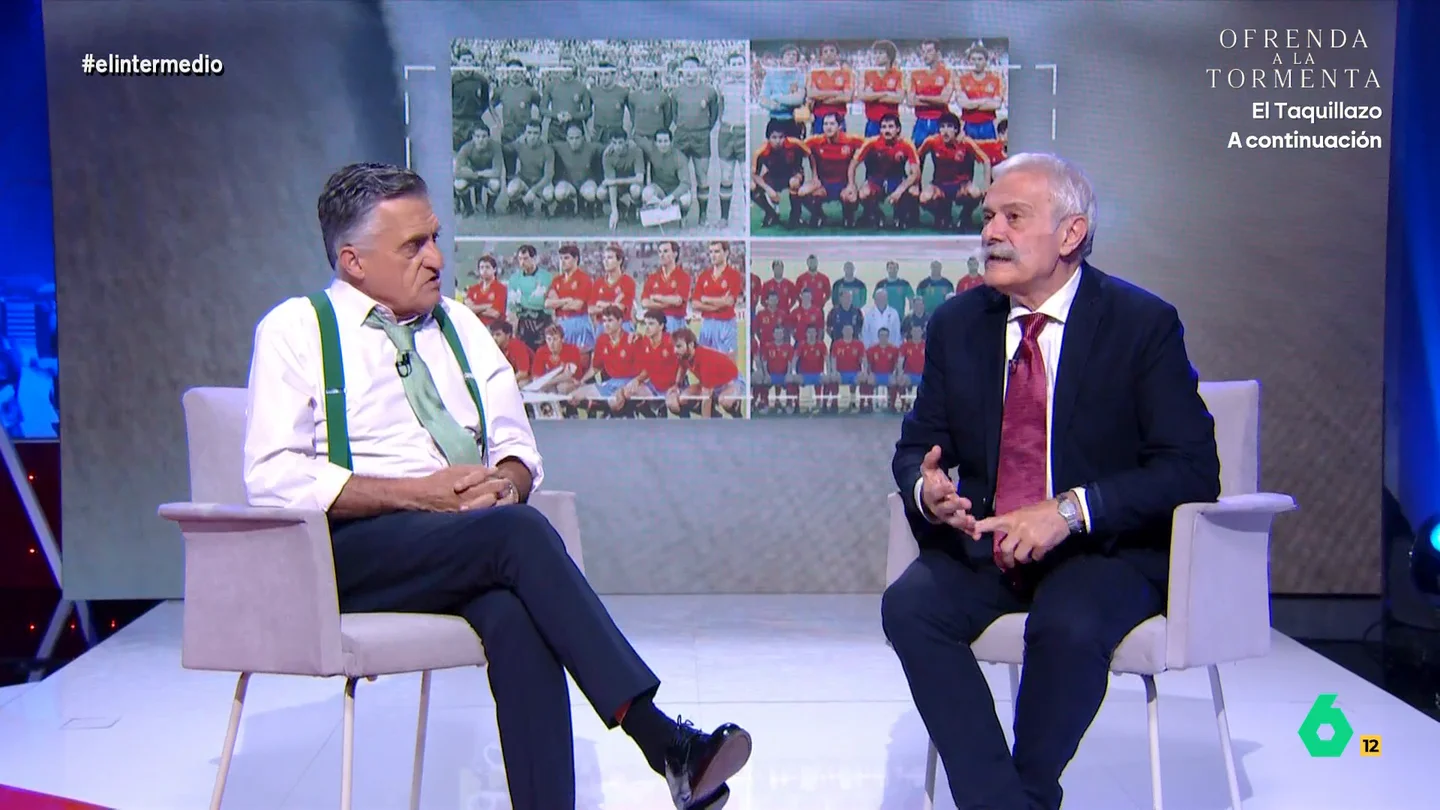 'La Roja' no siempre fue roja: Pedro Mansilla recuerda cuando España jugaba de blanco o de "azul falange" Pedro Mansilla imparte en El Intermedio una clase magistral sobre el rojo en la moda, desde el origen de este color en la camiseta de la selección española, a favorito de diseñadores como Valentino, Armani, o Christian Louboutin.