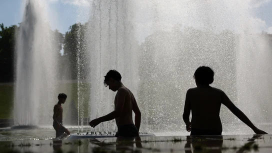 Niños se refrescan en la fuente del Trocadero, junto a la Torre Eiffel en París Niños se refrescan en la fuente del Trocadero, junto a la Torre Eiffel en París
