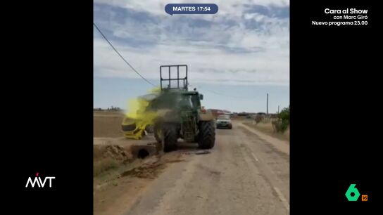 El tractorista decide hacer frente al cobrador usando su propio veh&iacute;culo. Como se puede ver en las im&aacute;genes, termina destrozando el coche. Finalmente, ha sido detenido por un delito de da&ntilde;os. 
