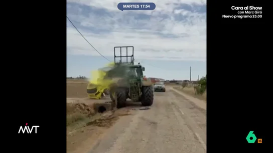 Le destroza el coche a un cobrador de deudas con su tractor en El Burgo Ranero, León El tractorista decide hacer frente al cobrador usando su propio vehículo. Como se puede ver en las imágenes, termina destrozando el coche. Finalmente, ha sido detenido por un delito de daños.