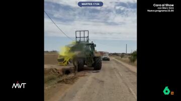Le destroza el coche a un cobrador de deudas con su tractor en El Burgo Ranero, Le&oacute;n