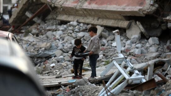 Dos ni&ntilde;os palestinos entre los escombros de un edificio tras un ataque israel&iacute; contra Gaza.
