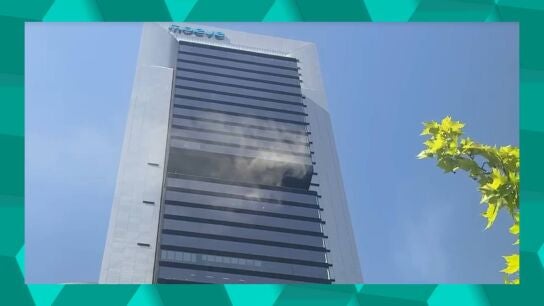Una columna de humo sale del interior de la torre Moeve de Madrid
