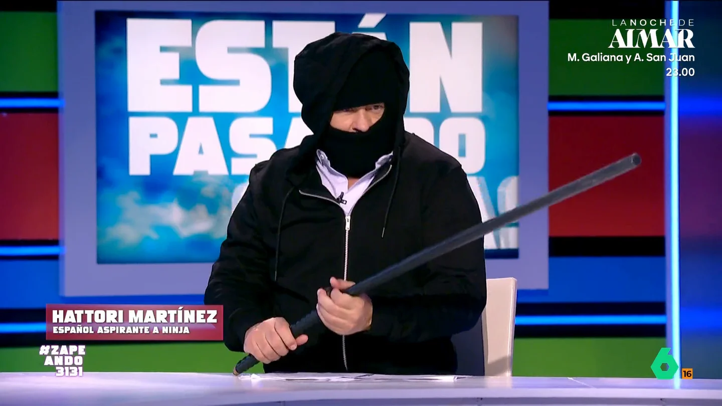 Zapeando recibe al aspirante a ninja 'Hattori Martínez': "Mientras entreno escucho 'Ninja Pastori'" Miki Nadal se ha puesto en la piel de este ninja que ha decidido presentarse al examen que se ha realizado en Japón recientemente. Por desgracia, y tal y como confiesa, no le ha ido muy bien la prueba.