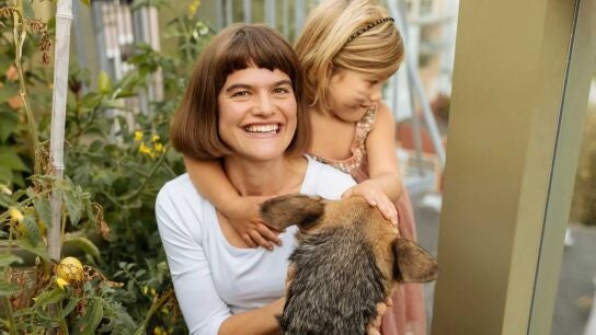La autora de 'Ni&ntilde;os dopamina', Michaeleen Doucleff con su hija