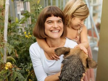 La autora de 'Ni&ntilde;os dopamina', Michaeleen Doucleff con su hija