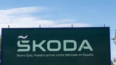 Skoda incorpora la 'ñ' a su logotipo para celebrar la fabricación de su primer vehículo en España.hiculo_espana